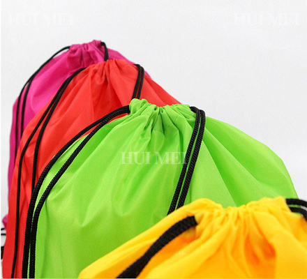 Les logos portatifs portent les sacs non tissés faits sur commande imprimé le sac rouge de cordon d'achats de la poussière
