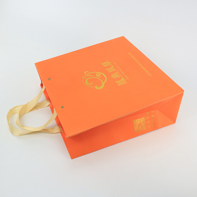 Le cadeau de achat marqué brillant Logo Paper Bags With Rope fait sur commande manipule