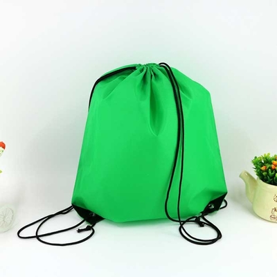 Les logos portatifs portent les sacs non tissés faits sur commande imprimé le sac rouge de cordon d'achats de la poussière
