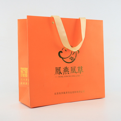 Le cadeau de achat marqué brillant Logo Paper Bags With Rope fait sur commande manipule